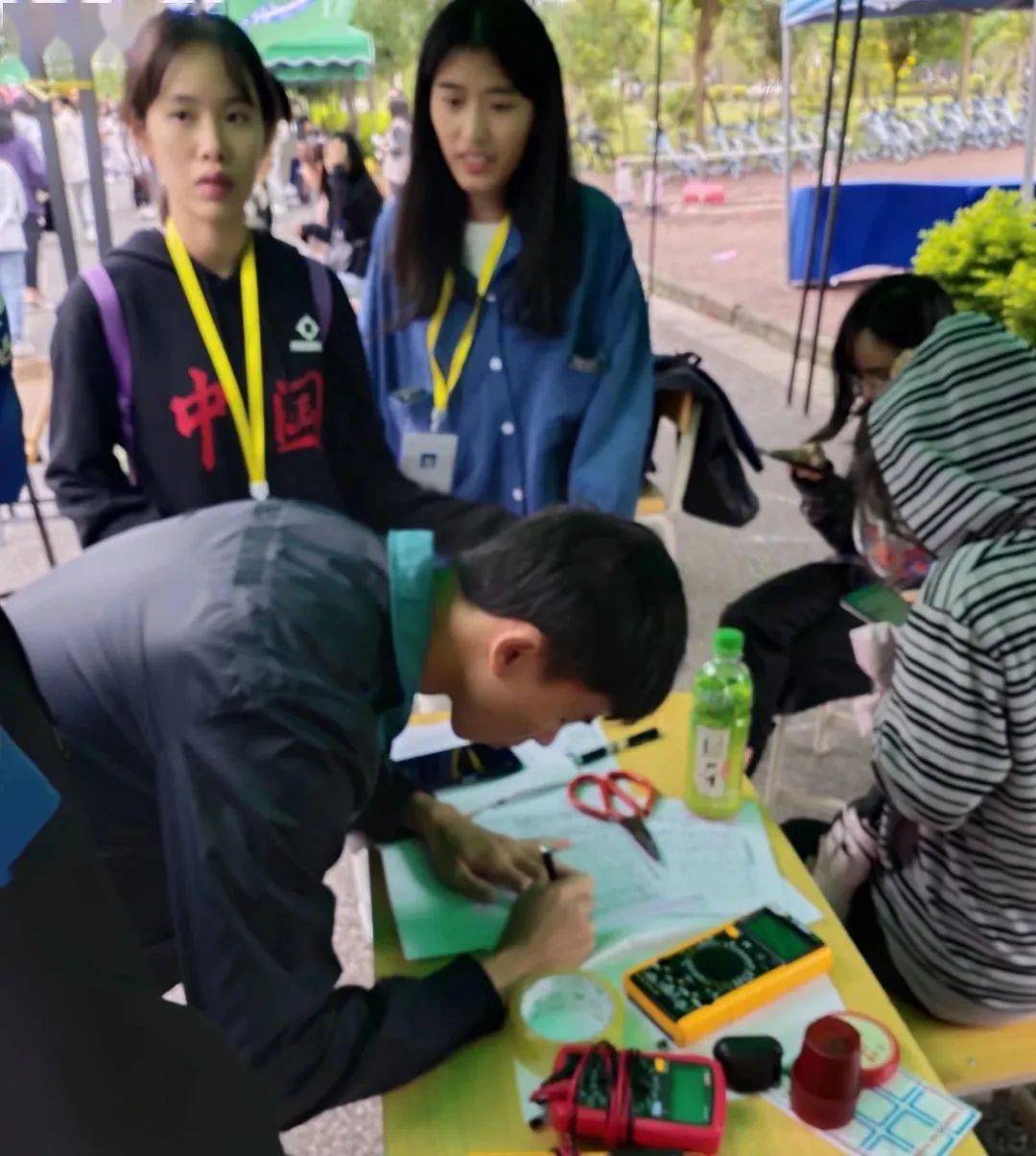 星空体育APP_
我校大学生电子科学技术协会开展电器义务维修运动(图7) 星空体育APP_
我校大学生电子科学技术协会开展电器义务维修运动(图7)